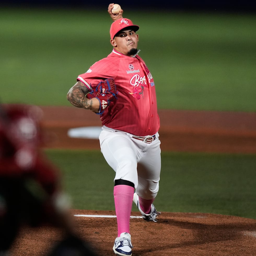 Eduardo Rivera lanza por los Cangrejeros frente a los Charros en la Serie del Caribe 2026.