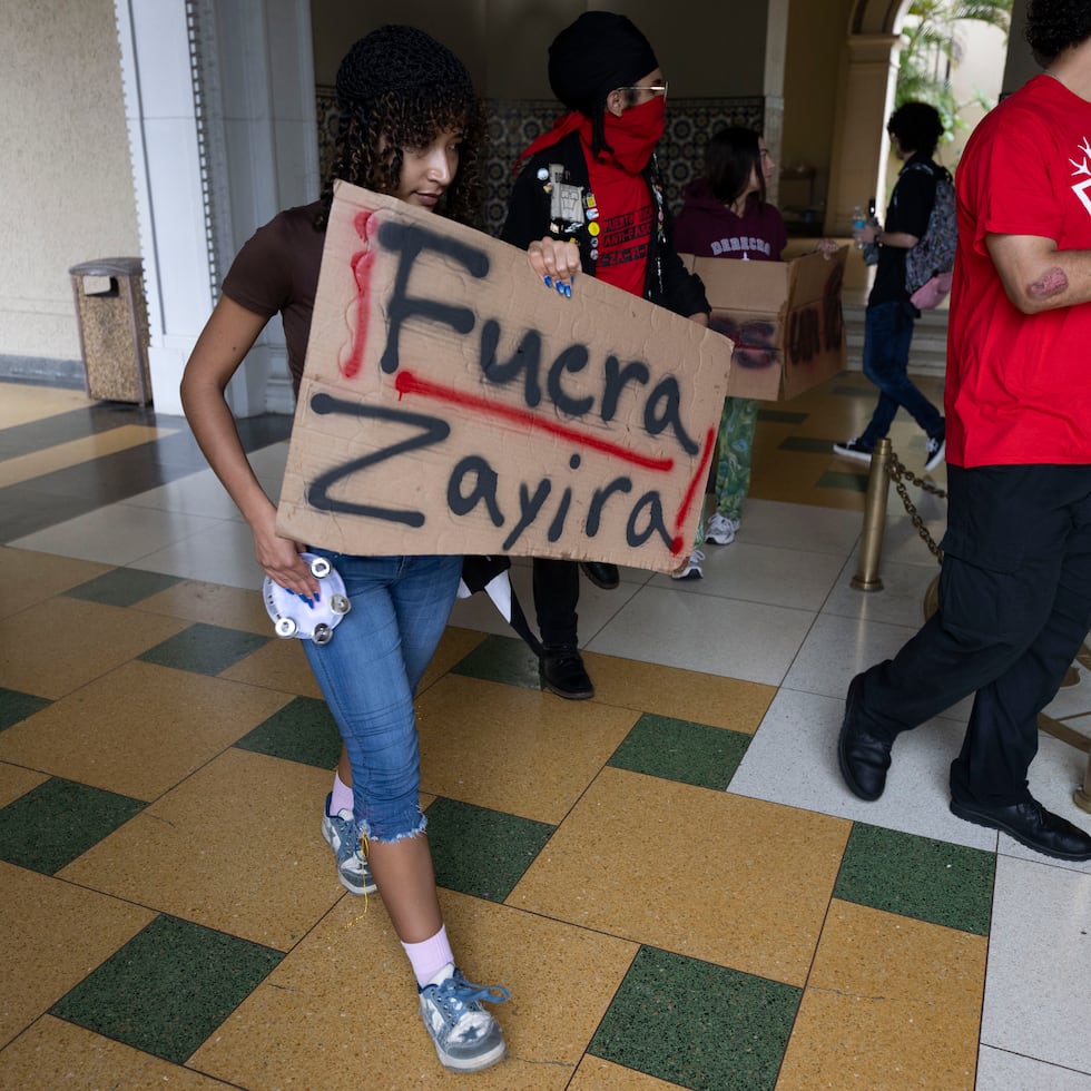 Estudiantes del recinto de Río Piedras realizaron una manifestación el 27 de marzo, tras la destitución de cinco rectores.