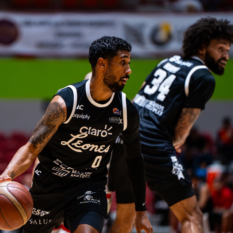 Jezreel De Jesús, de los Leones de Ponce, maneja el balón durante un juego contra los Santeros de Aguada.