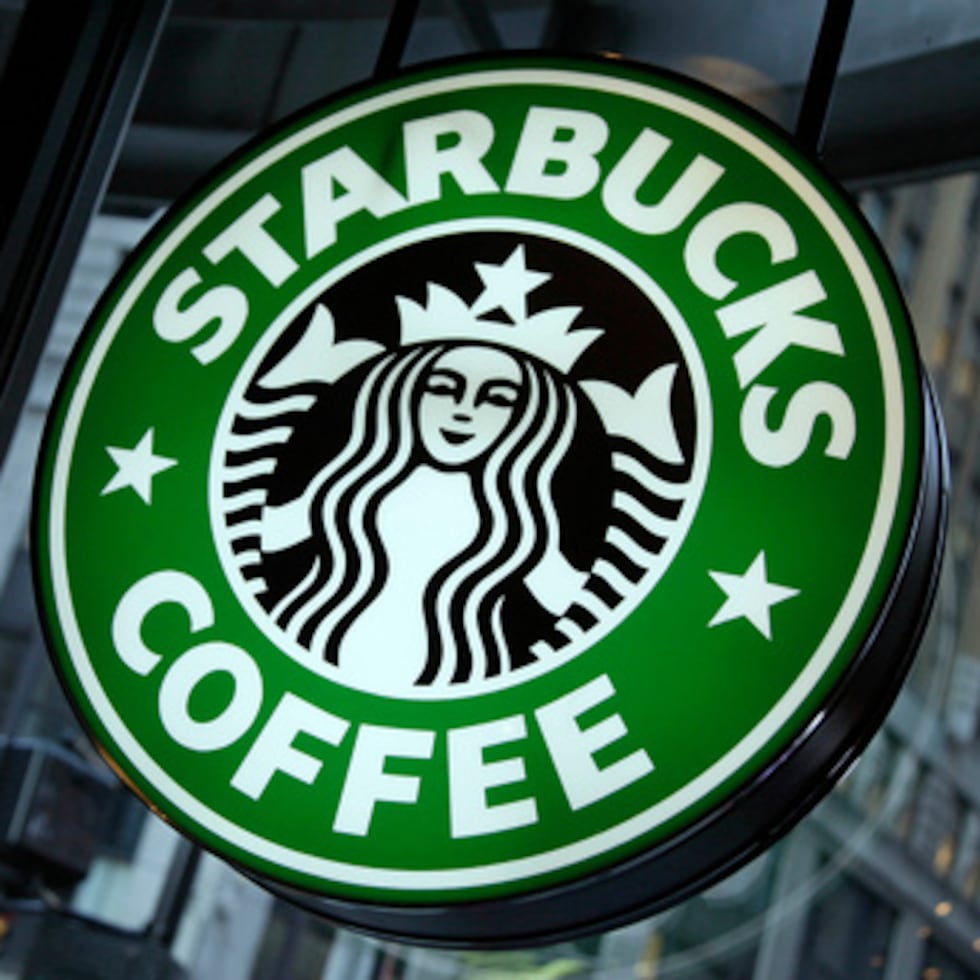 ARCHIVO - Esta foto de archivo del 20 de diciembre de 2010 muestra la señalización de una tienda Starbucks en Nueva York. (AP Photo/Richard Drew, Archivo)