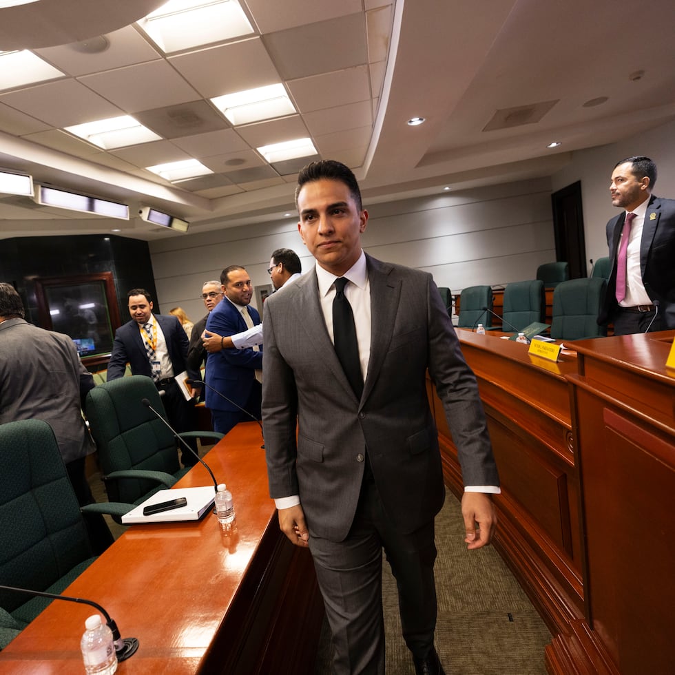 Al centro, el secretario de Hacienda, Ángel Pantoja, durante su comparecencia, la semana pasada, a la Cámara de Representantes. Este martes, depuso ante el Senado.