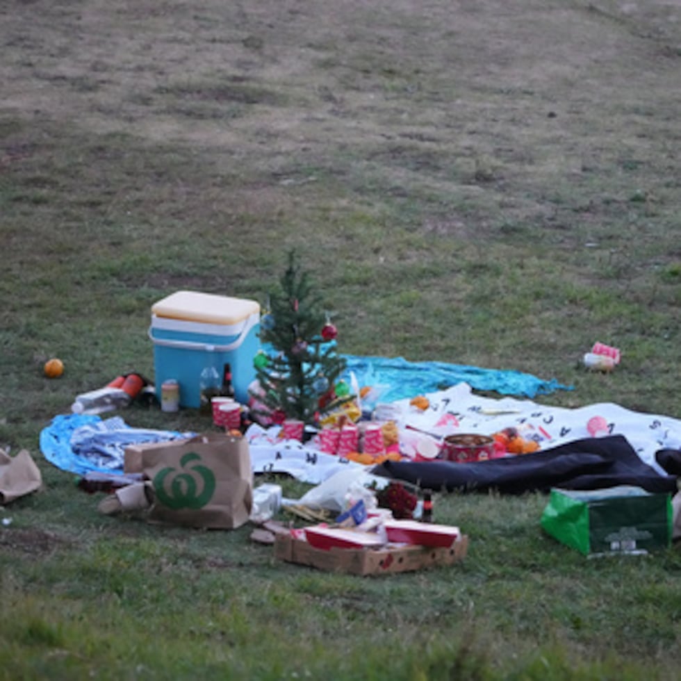 Un pequeño árbol de Navidad en Bondi Beach en Sydney, Australia, tras reportarse un tiroteo allí el 14 de diciembre del 2025. (AP foto/Mark Baker)