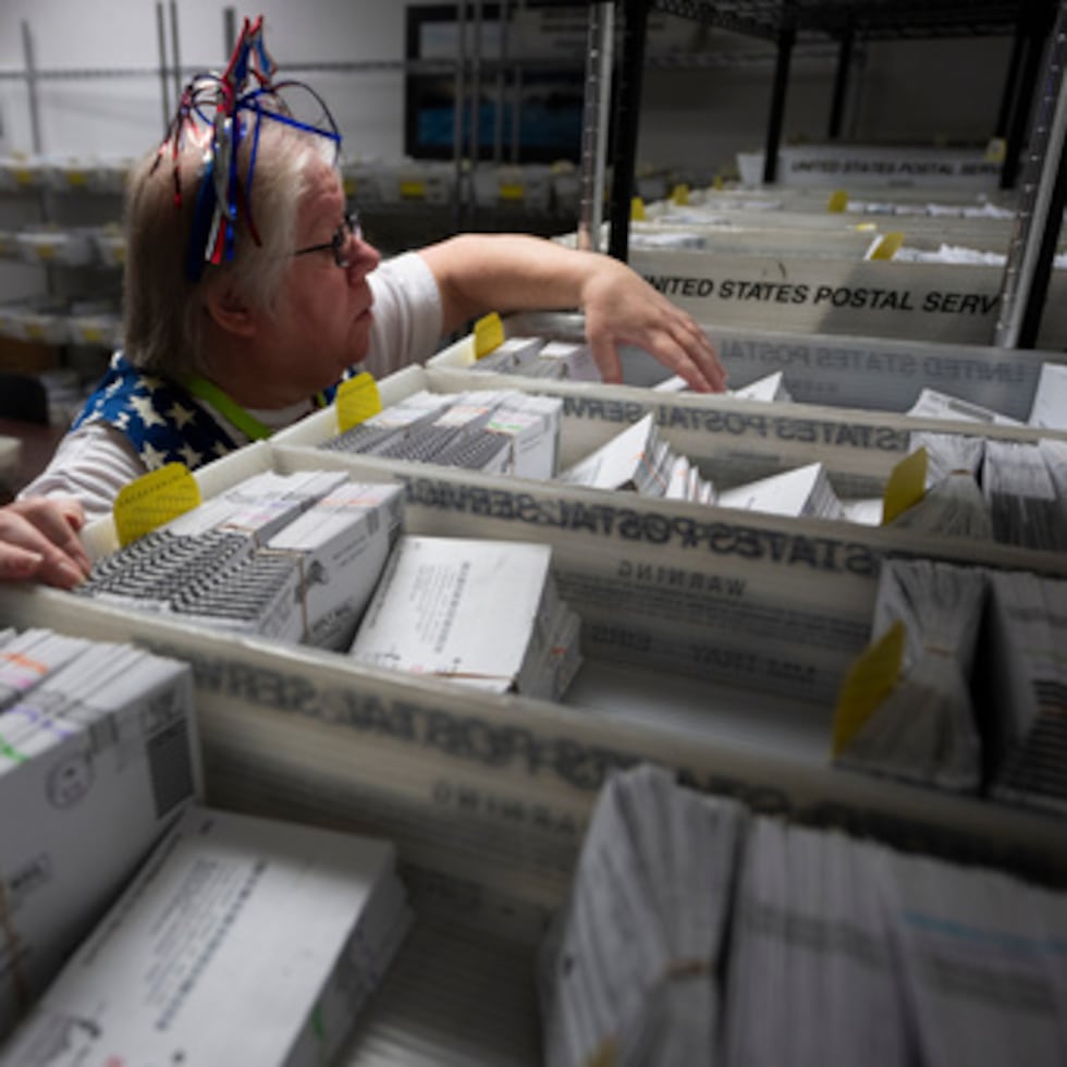 Estados como Alabama, Carolina del Norte y Wisconsin comenzaron a enviar boletas por correo a los votantes en la última semana mientras el nuevo sistema aún no estaba activo.
