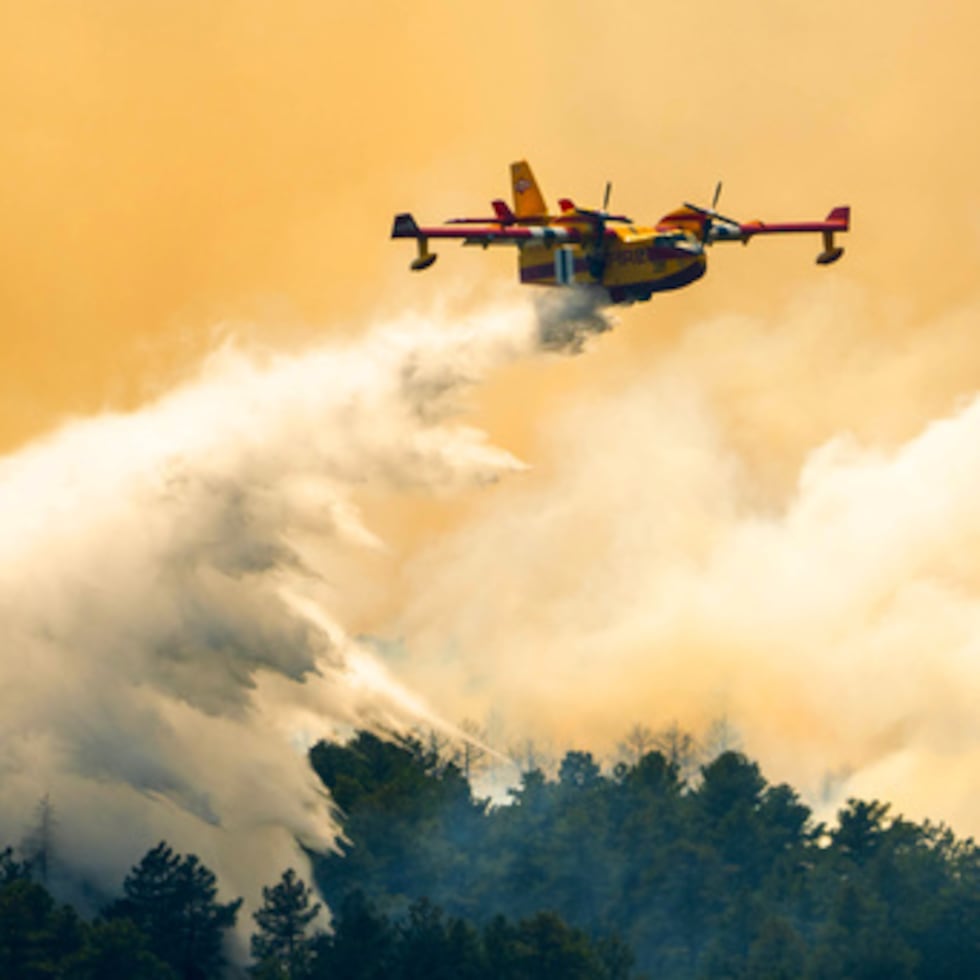 El incendio de Aspen Acres es uno de los aproximadamente 40 grandes incendios que aún no se han controlado y que arden principalmente en el oeste del país.