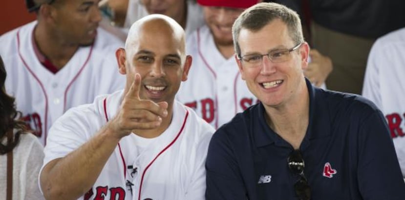 Sam Kennedy, presidente de los Red Sox, en la foto junto a Alex Cora durante una visita a la Isla tras el paso del huracán María, hoy ha afirmado que el boricua es el dirigiente del equipo. (Archivo)