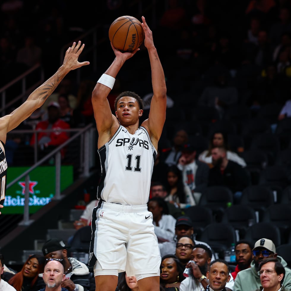 Carter Bryant (11) atraviesa por su primer año en la NBA con los Spurs de San Antonio.