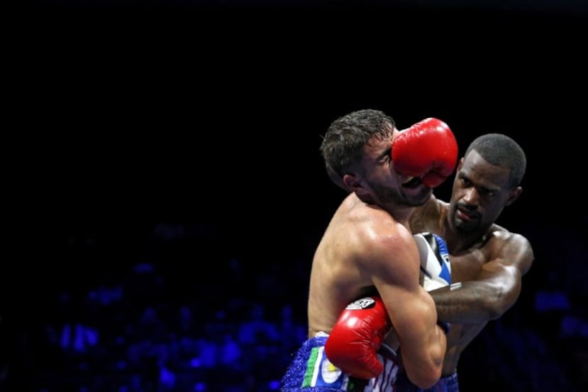 Prichard Colón batalla por su vida tras sufrir un sangrado cerebral durante su revés contra Terrell Williams en un combate celebrado en el EagleBank Arena de Fairfax, Virginia. (AFP)