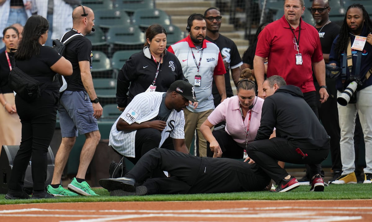 Hombre que entonaba una canción antes del juego en Chicago en el Día de Jackie Robinson se desploma
