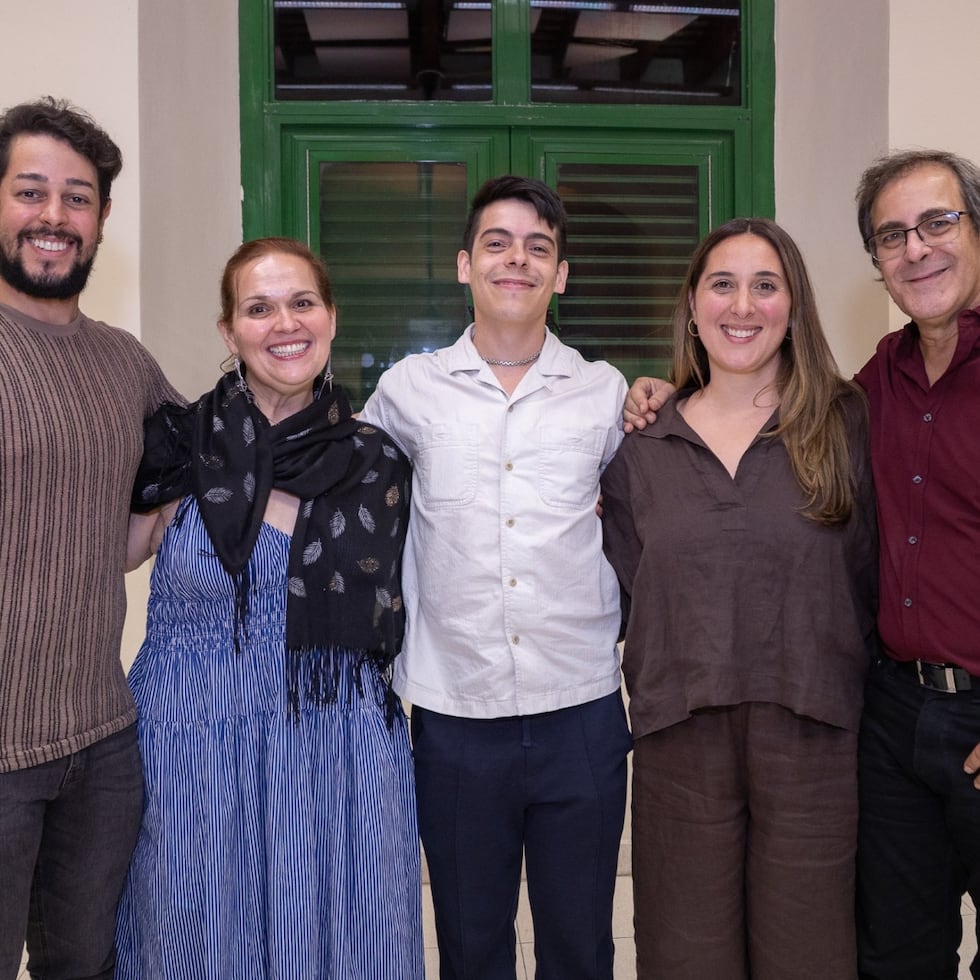 Sara García y Martín Alicea y Christian García y Patricia Vásquez junto al director Gilberto Valenzuela.