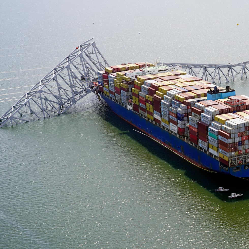 El carguero Dalí varado bajo un tramo derrumbado puente Francis Scott Key tras chocar contra la estructura, el 26 de marzo de 2024, en Baltimore.