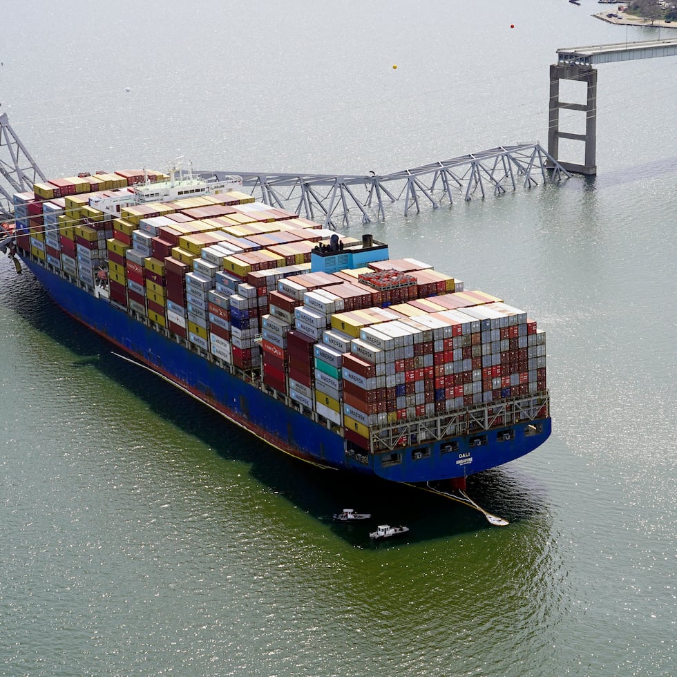 En esta imagen, distribuida por la Guardia Nacional de Maryland, el carguero Dalí, varado bajo un tramo derrumbado puente Francis Scott Key tras chocar contra la estructura, el 26 de marzo de 2024, en Baltimore.
