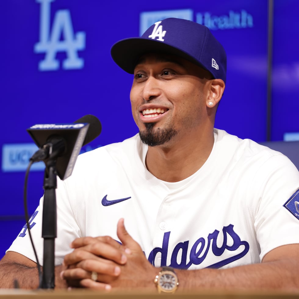 Edwin Díaz y los Dodgers hicieron oficial su acuerdo el viernes en Los Ángeles.