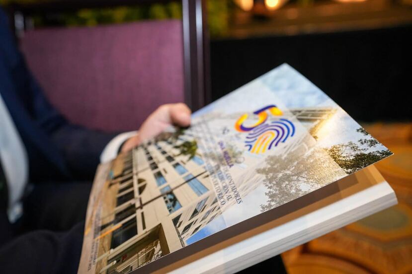 Portada del libro “50 Años Dejando Una Huella: El legado histórico del Colegio de Contadores Públicos Autorizados y su contribución al desarrollo socioeconómico de Puerto Rico”.