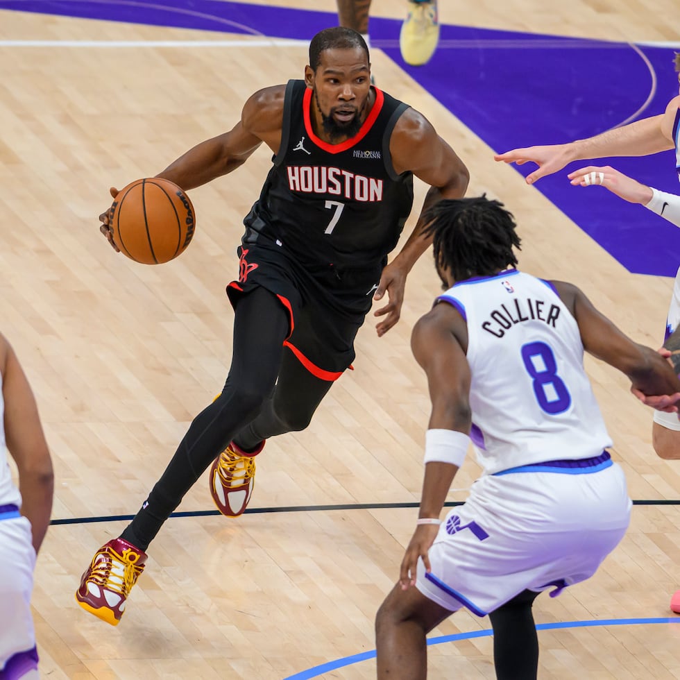 Kevin Durant (7), alero de los Rockets de Houston, penetra a la canasta custodiado por Isaiah Collier (8), escolta del Jazz de Utah, durante la segunda mitad del partido de este domingo.