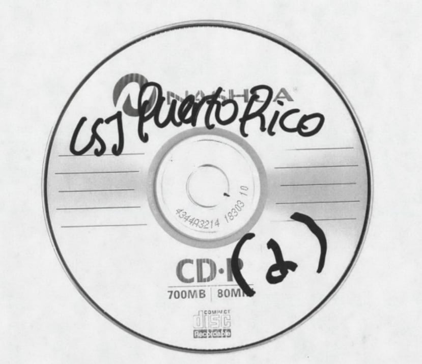 En los archivos divulgados por el gobierno federal, hay dos CDs con el nombre “Puerto Rico” escrito a mano.