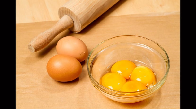 Yemas de huevo. Pueden ayudar a descongestionar los poros tapados. Contiene retinol, una vitamina que puede ayudar a combatir las bacterias en la piel y mantener la grasa bajo control. (Shutterstock)