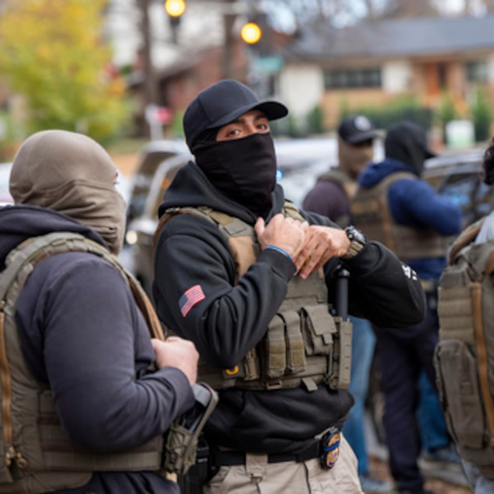 La medida prohíbe a todos los miembros de las fuerzas del orden, incluidos los alguaciles del condado de Los Ángeles, agentes estatales y federales, usar máscaras al interactuar con el público mientras trabajan en las áreas no incorporadas del condado.