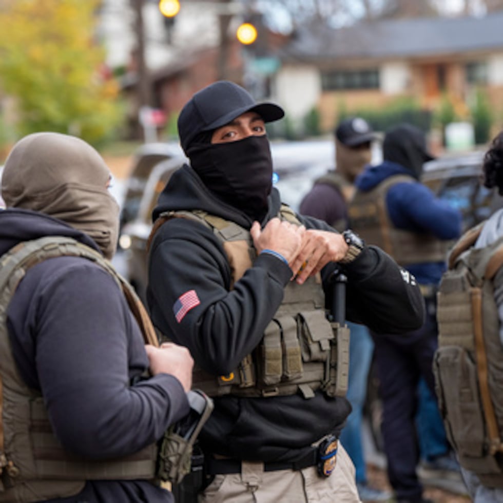 Agentes federales del Servicio de Inmigración y Control de Aduanas (ICE) y de la Oficina de Operaciones de Control y Expulsión (ERO) realizan una parada de tráfico y detienen a personas, el lunes 17 de noviembre de 2025, en Washington.