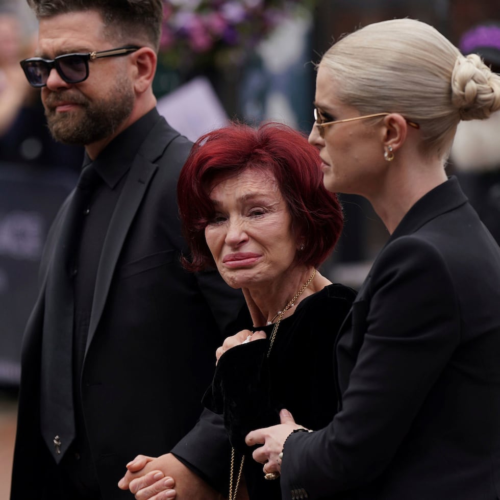 Sharon Osbourne junto a sus hijos Jack Osbourne and Kelly Osbourne.