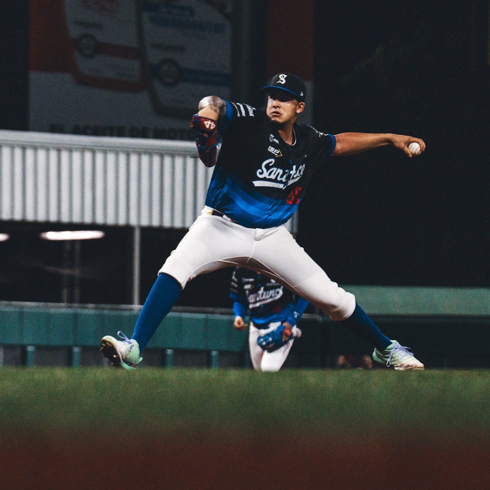 Eduardo Rivera, de los Cangrejeros de Santurce, durante el quinto juego de la semifinal A de la LBPRC contra los Criollos de Caguas.