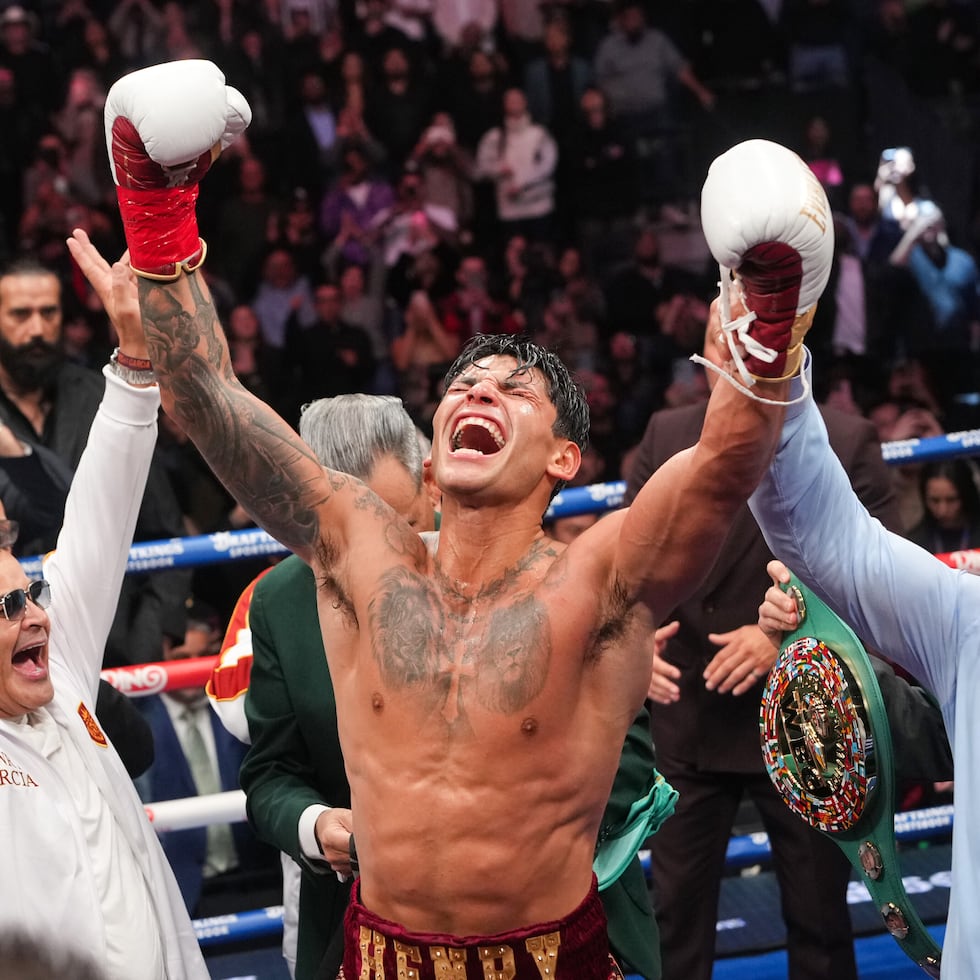 Ryan García festeja la victoria sobre Mario Barrios para conquistar el título welter del Consejo Mundial de Boxeo.