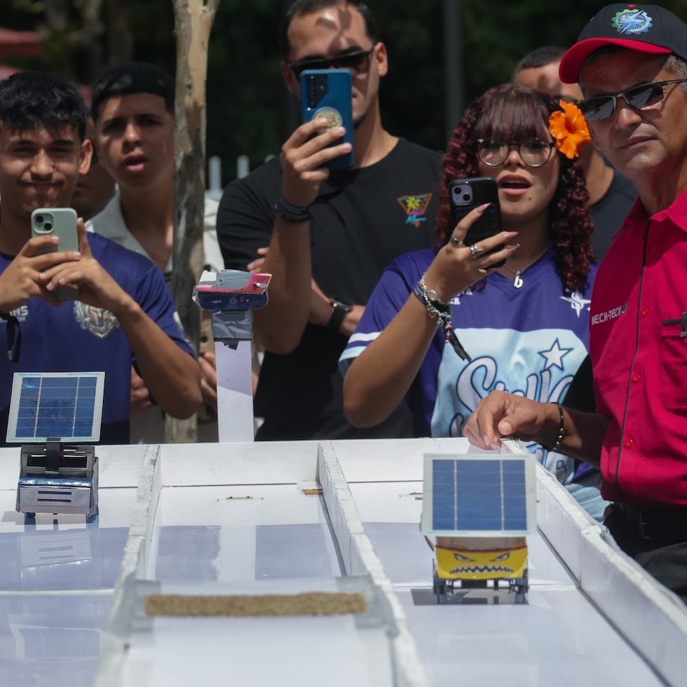 Equipos de 15 escuelas participaron en la Décima Competencia de Carritos Solares, realizada en la Escuela Superior Especializada en Matemáticas y Deportes Josefina León Zayas, en Jayuya.