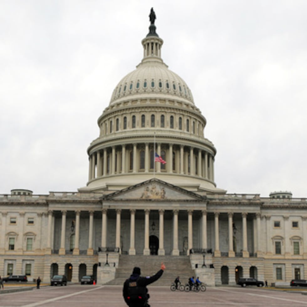 Un agente de la Policía del Capitolio de EE.UU. patrulla en la fachada este del Capitolio de EE.UU., el miércoles 14 de enero de 2026, en Washington. (AP Photo/Rahmat Gul)