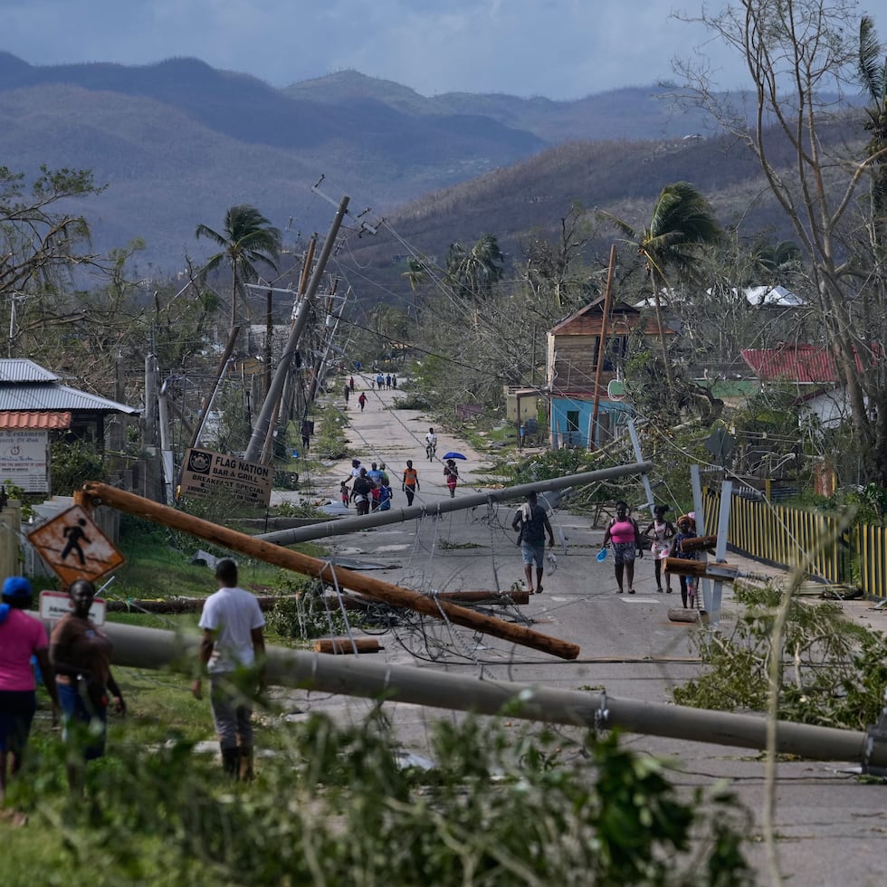 El primer ministro de Jamaica, Andrew Holness, dijo que hasta el 90% de los techos en la comunidad costera del suroeste de Black River fueron destruidos.