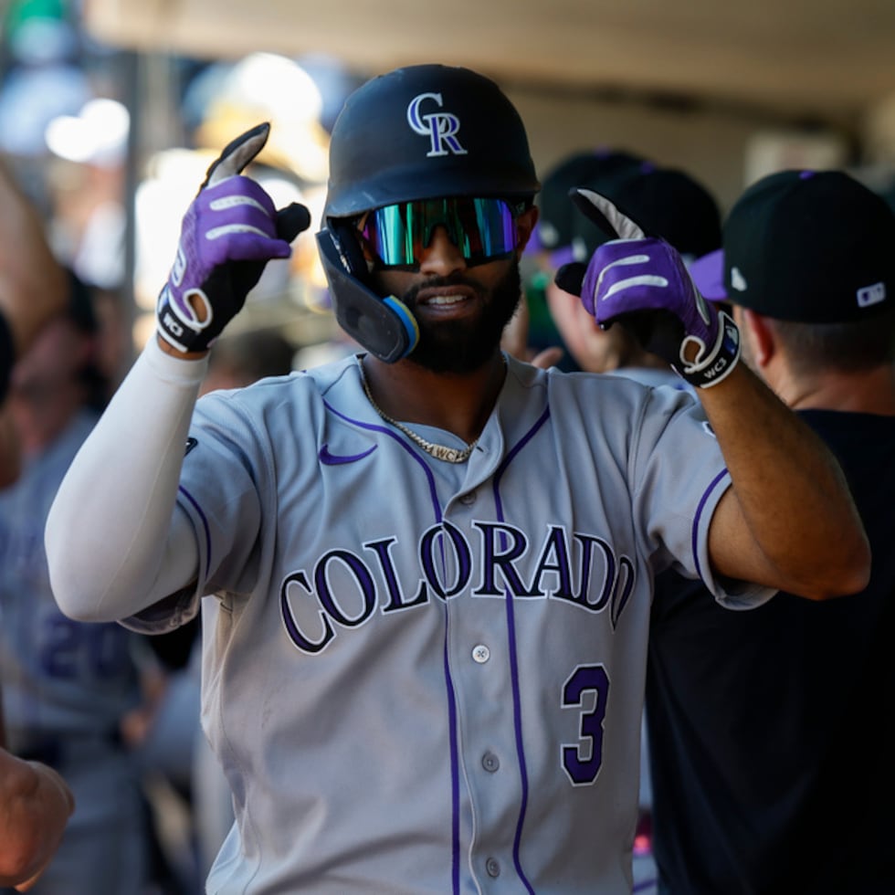 Willi Castro (3), de los Rockies de Colorado, es recibido por sus compañeros de equipo tras conectar un grand slam durante la octava entrada de un partido de béisbol contra los Athletics.