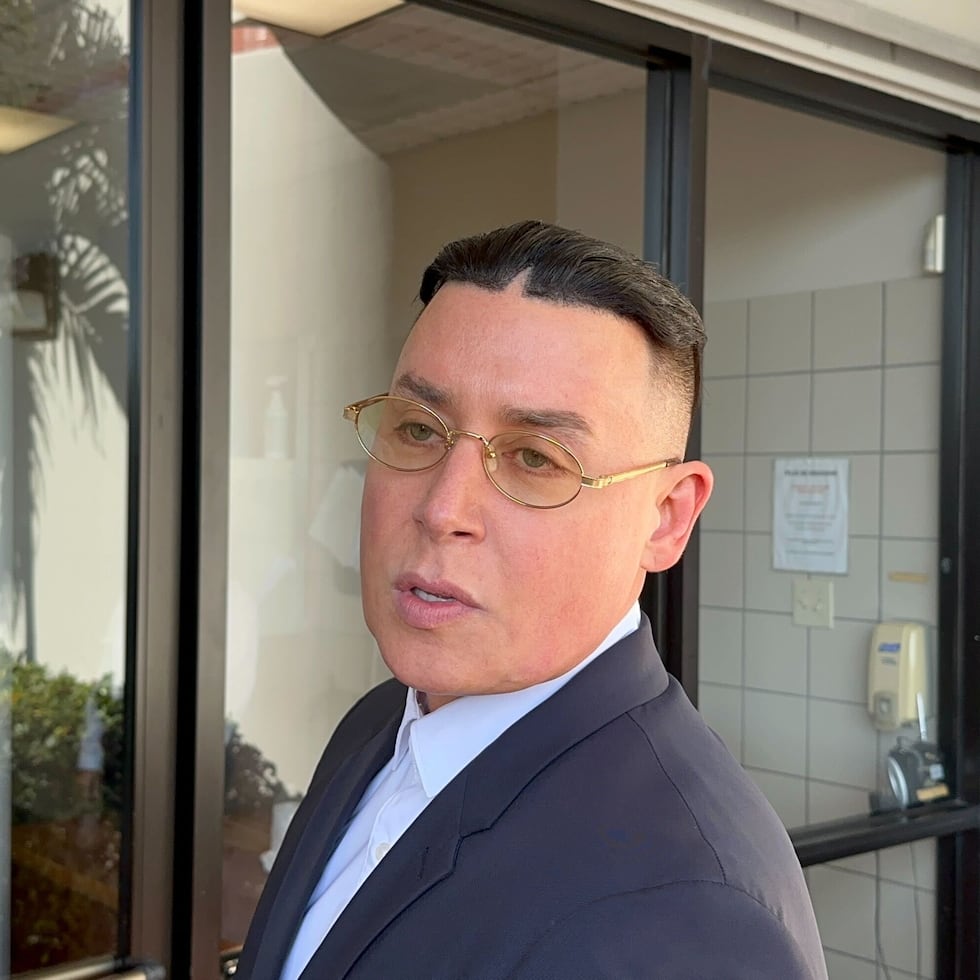 La denuncia alega que Cosculluela no ha contestado las llamadas de la mujer que le dejó las llaves del auto mientras viajaba.