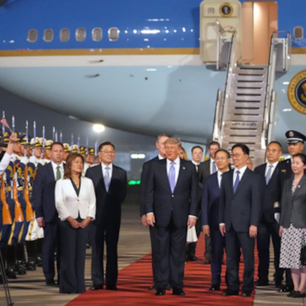 El presidente Donald Trump llega en el Air Force One, el miércoles 13 de mayo de 2026, al Aeropuerto Internacional de Pekín Capital en Pekín.