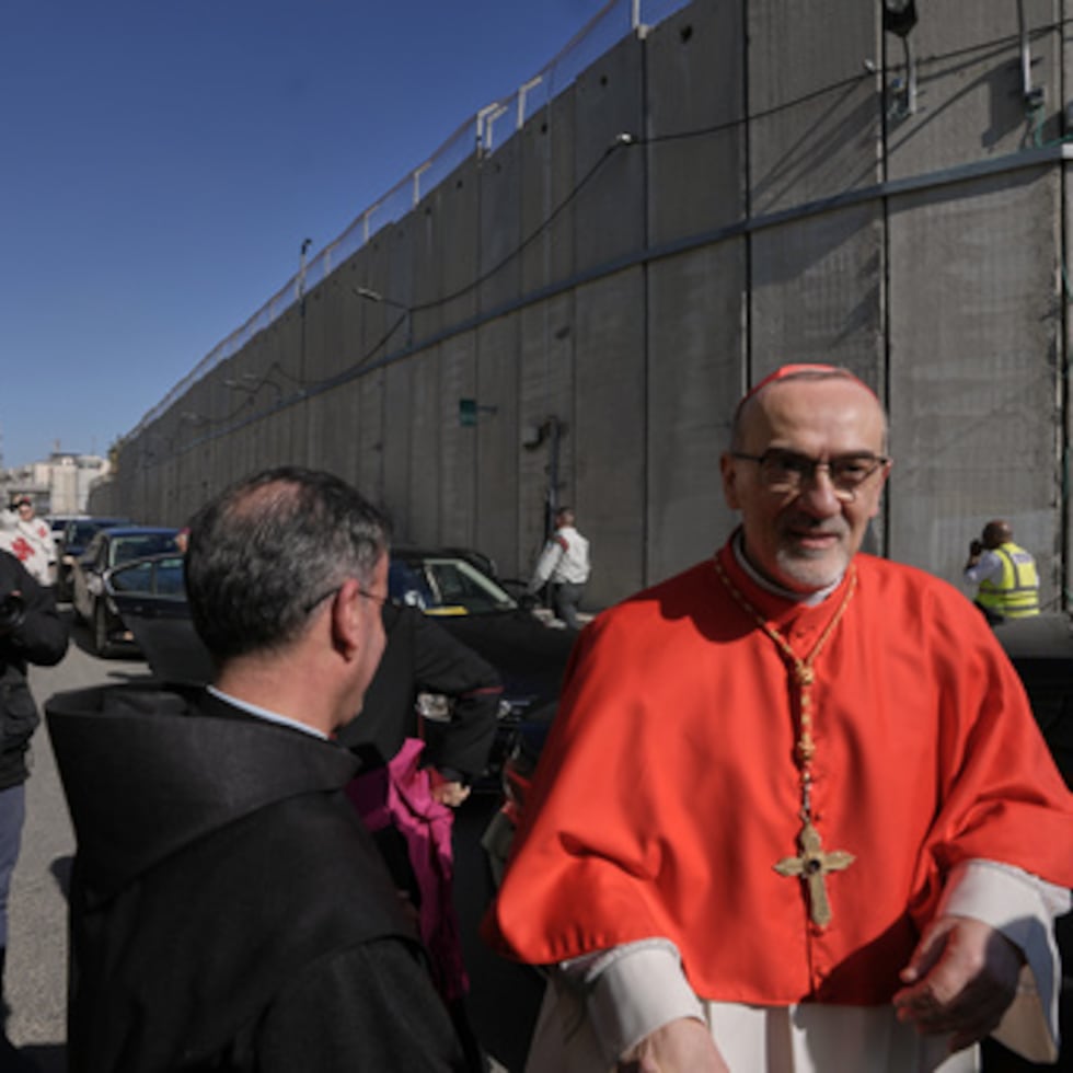 El Patriarca latino Pierbattista Pizzaballa, máximo clérigo católico en Tierra Santa, es recibido por la comunidad local.