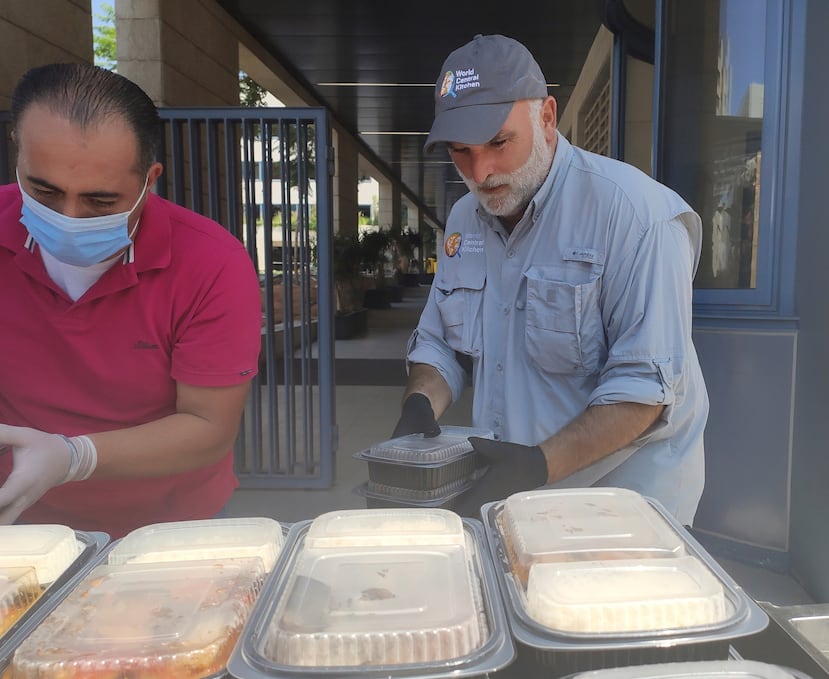 El chef español José Andrés, responsable de la ONG World Central Kitchen, ha entregado platos de comida en momentos de emergencia o de desastres ocurridos en distintas partes del mundo.