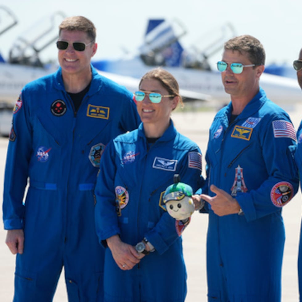 Los miembros de la tripulación del Artemis 2, de izquierda a derecha, Jeremy Hansen, de Canadá, Christina Koch, comandante Reid Wiseman, y el piloto Victor Glover posan para una foto tras la llegada de la tripulación al Centro Espacial Kennedy el viernes 27 de marzo de 2026, en Cabo Cañaveral, Florida.