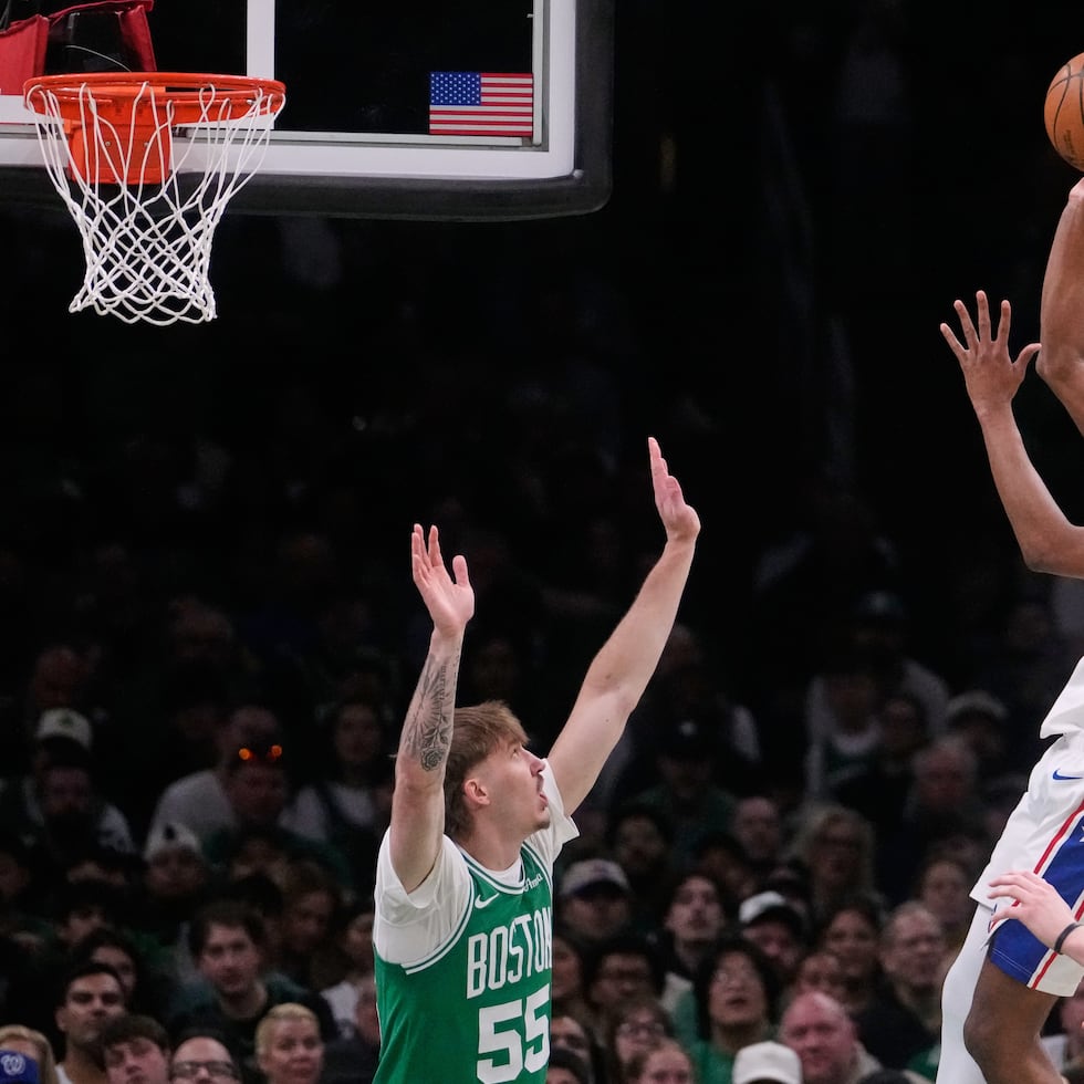 Vj Edgecombe de los 76ers de Filadelfia dispara al aro ante los Celtics de Boston en el segundo juego de la serie de los playoffs de la NBA.