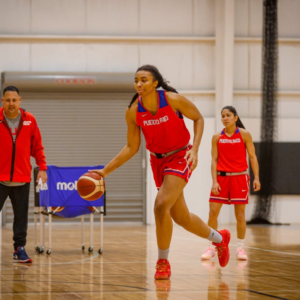 Imani McgGee durante una sesión de entrenamiento de la escuadra boricua en el complejo deportivo JUMP.