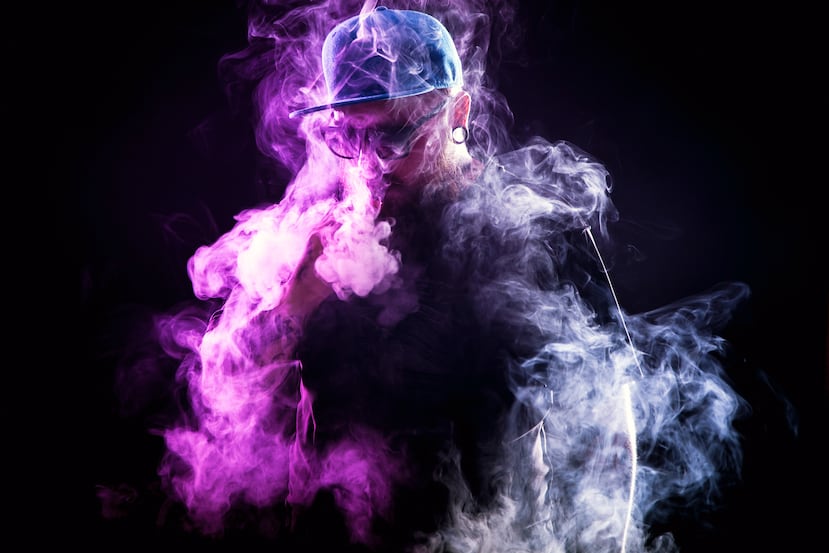 Vapear consiste en inhalar vapores creados por el calentamiento a alta temperatura de un líquido dentro del cigarrillo electrónico. (Shutterstock)