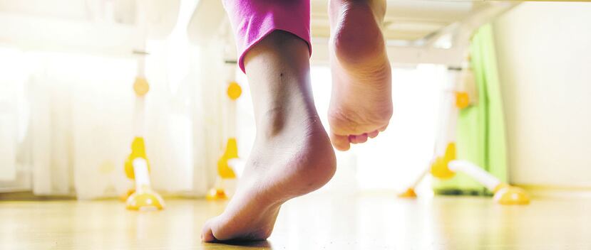 La fascitis plantar se observa tanto en hombres como en mujeres y es una de las dolencias ortopédicas más comunes del pie. (Archivo)