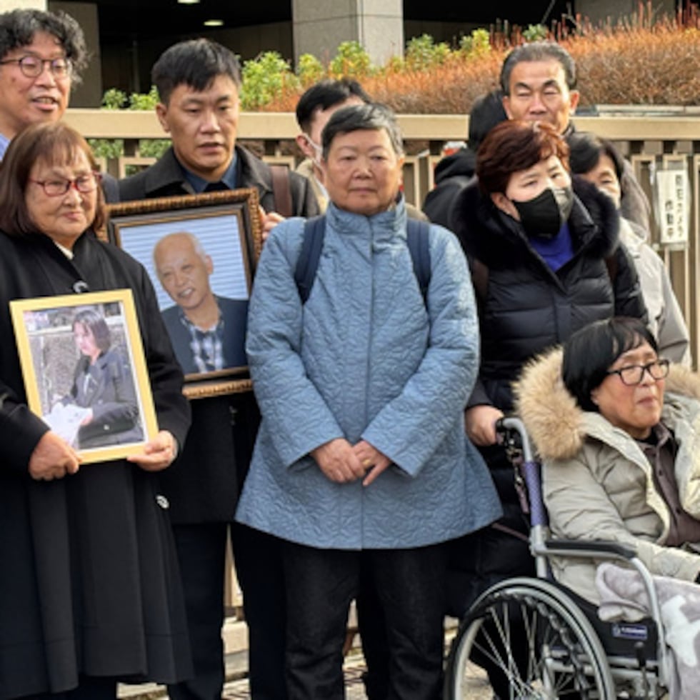 Los demandantes, sus abogados y simpatizantes se reúnen frente al Tribunal de Distrito de Tokio tras ganar su decisión de ordenar a Corea del Norte el pago de daños y perjuicios por sus violaciones de los derechos humanos durante décadas, después de atraerlos a trasladarse al Norte con las falsas promesas de Pyongyang de vivir en el "paraíso en la Tierra", el lunes 26 de enero de 2026, en Tokio, Japón. (AP Photo/Mari Yamaguchi)