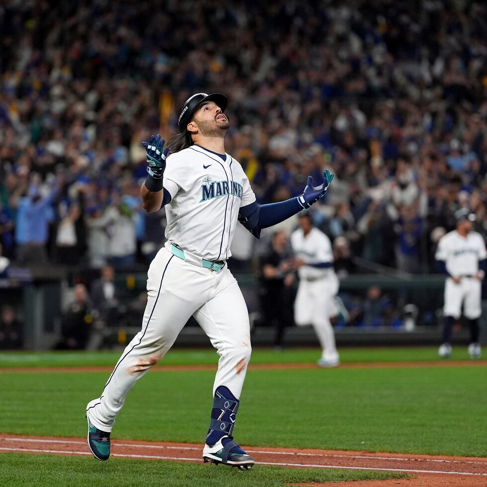 Eugenio Suárez celebra su cuadrangular con las bases llenas para darle la ventaja a Seattle.