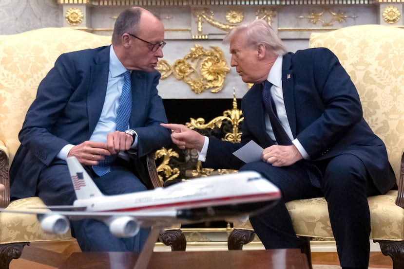 El presidente Donald Trump (derecha) conversa con el canciller alemán, Friedrich Merz, durante una reunión en la Oficina Oval de la Casa Blanca, el martes 3 de marzo de 2026, en Washington. (Foto AP/Mark Schiefelbein)