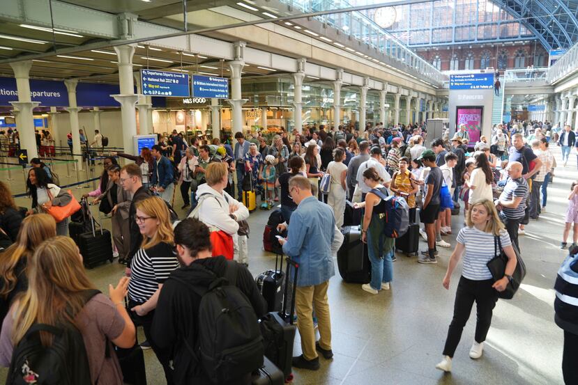 Pasajeros hacen fila en el terminar de Eurostar en la estación de St. Pancras en Londres, que fue uno de los países europeos afectados, después de que fuegos intencionales paralizaran varias vías del trenes en París, a horas de comenzar los Juegos Olímpicos de 2024 en París.