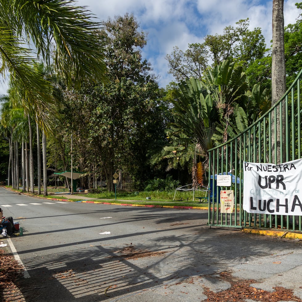Además, llegaron hasta el portón principal del campus, conocido como La Vita, que colinda con la PR-2, pero un profesor indicó que este siempre ha tenido un lado abierto.
