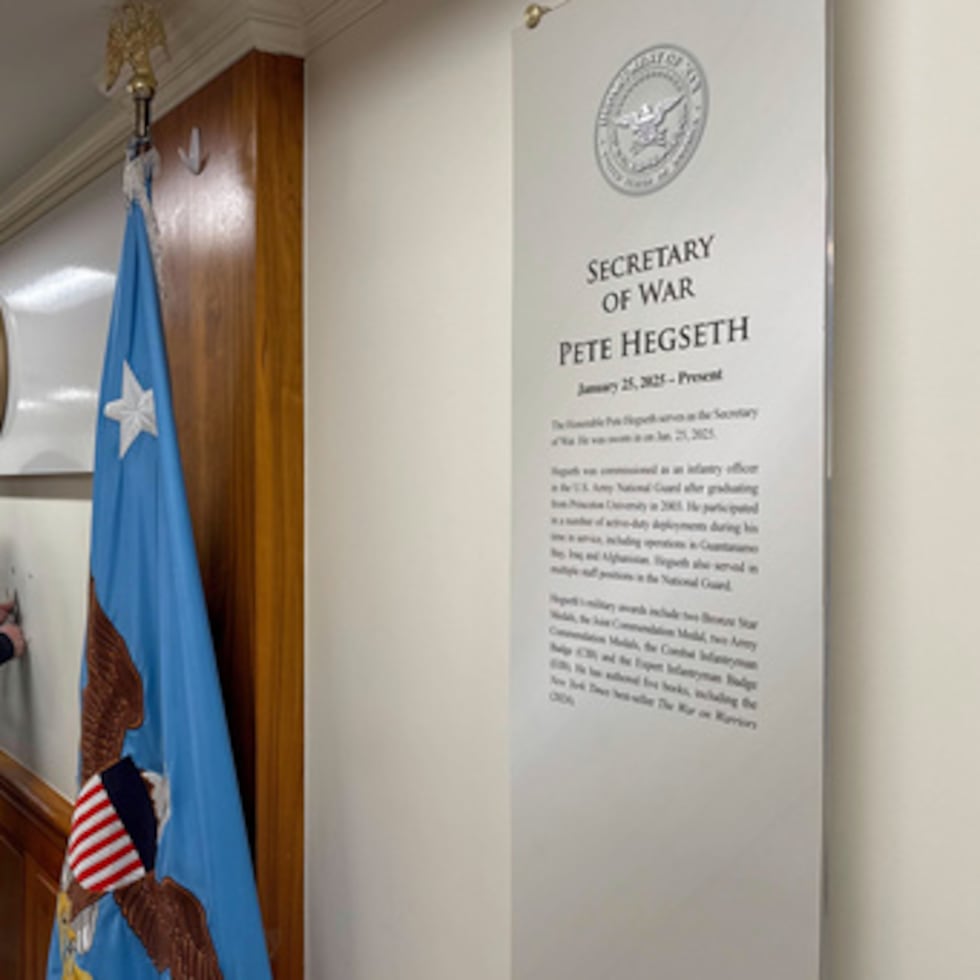 Trabajadores retiran los rótulos en el Pentágono después de que el presidente Donald Trump firmara una orden ejecutiva con el objetivo de renombrar el Departamento de Defensa como Departamento de Guerra en Washington, el 5 de septiembre pasado.