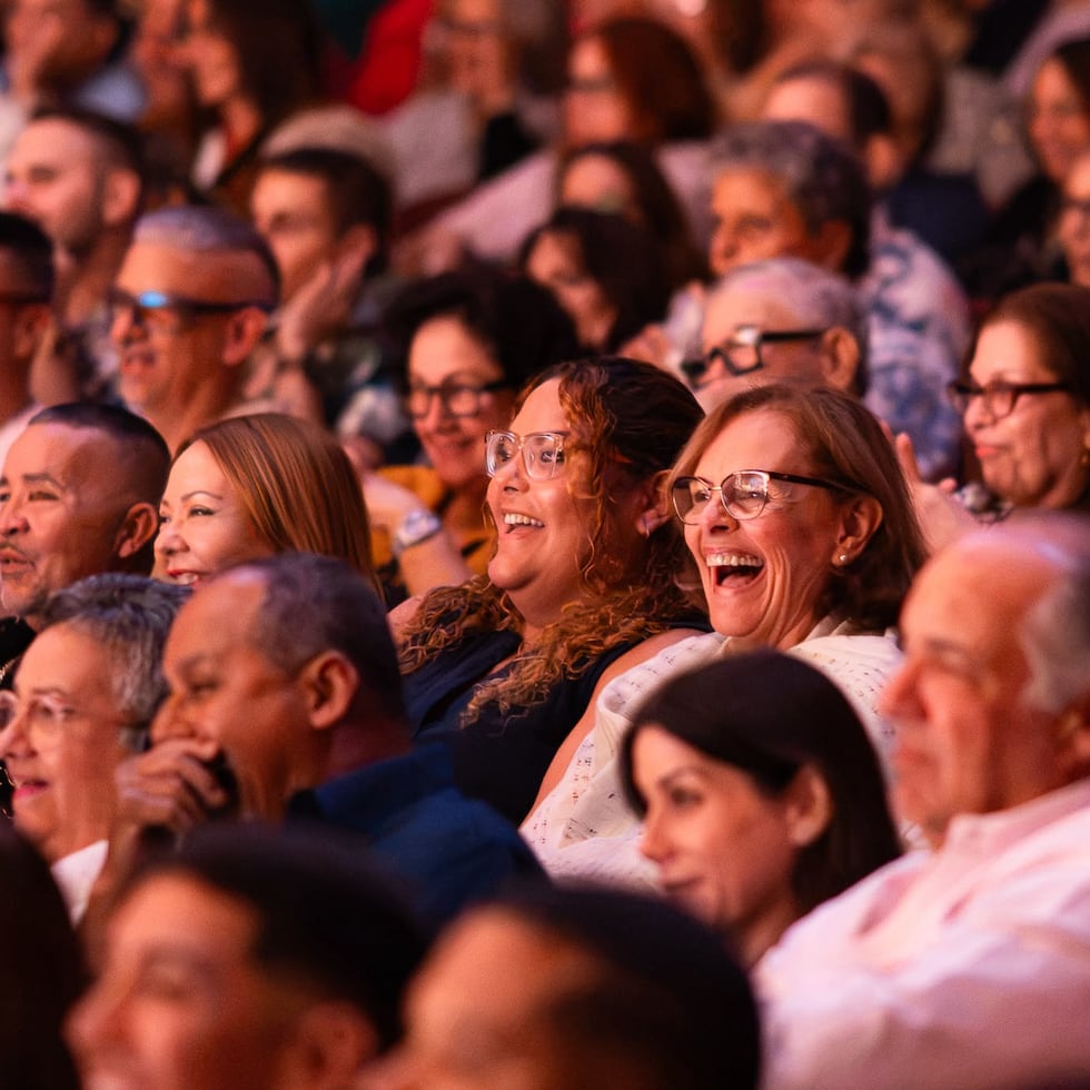 El guion aprovechó la personalidad de cada invitado para provocar recuerdos y risas, mientras el personaje digital disparó comentarios mordaces sobre la vida, la política, la cultura popular y, por supuesto, la inteligencia artificial.