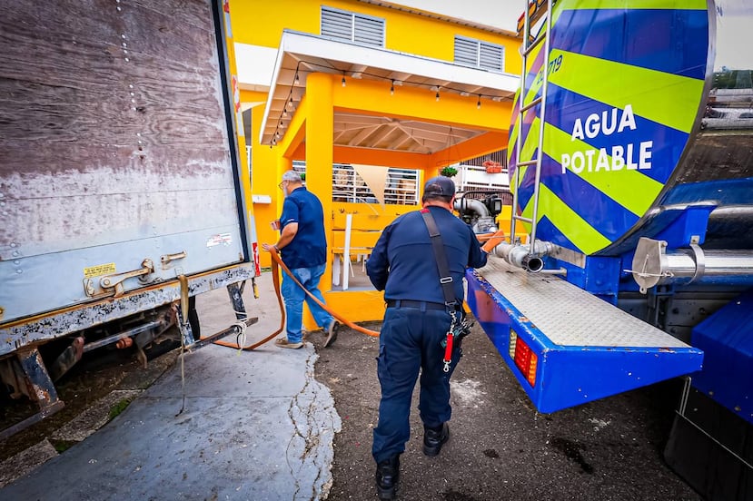 Personal del Municipio de Guaynabo lleva agua a sectores afectados por la interrupción en el servicio de la Autoridad de Acueductos y Alcantarillados.