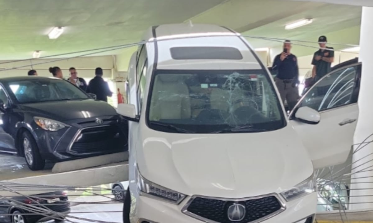 Tremendo susto en el Hospital Auxilio Mutuo: auto cae de un nivel a otro en el estacionamiento
