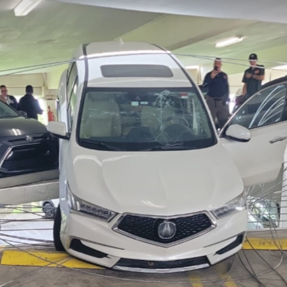 Vehículo cae de quinto nivel del estacionamiento del hospital Auxilio Mutuo, en San Juan.