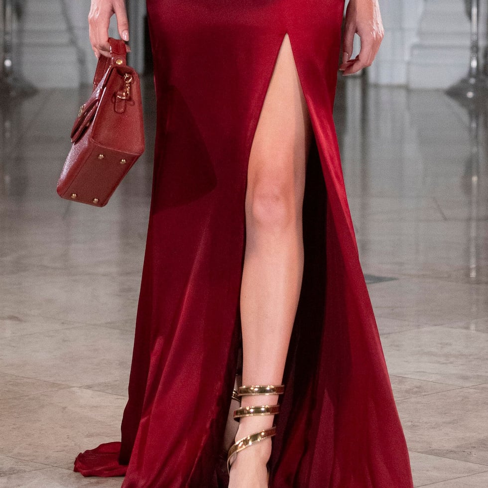 El rojo oscuro protagoniza la temporada navideña como prenda principal o en accesorios. Luce mejor combinado con tonos neutros como beige, gris o negro para no saturar