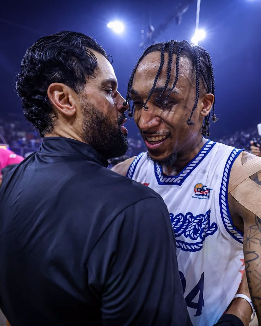 Christian Dalmau se abraza con Jassel Pérez.
